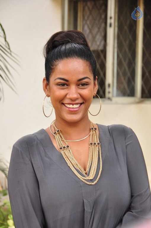Mumaith Khan Latest Pics - 34 / 38 photos