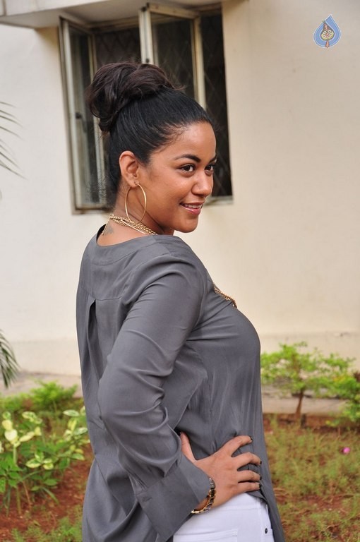 Mumaith Khan Latest Pics - 36 / 38 photos