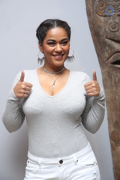 Mumaith Khan New Pics - 6 / 28 photos
