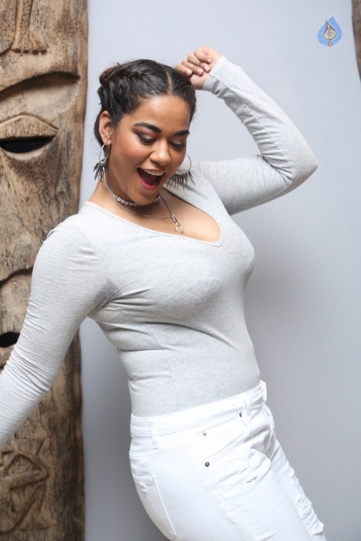 Mumaith Khan New Pics - 10 / 28 photos