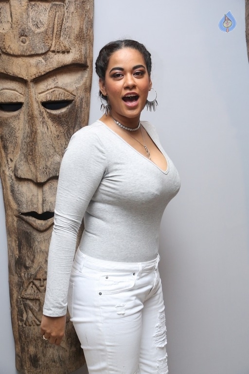 Mumaith Khan New Pics - 12 / 28 photos