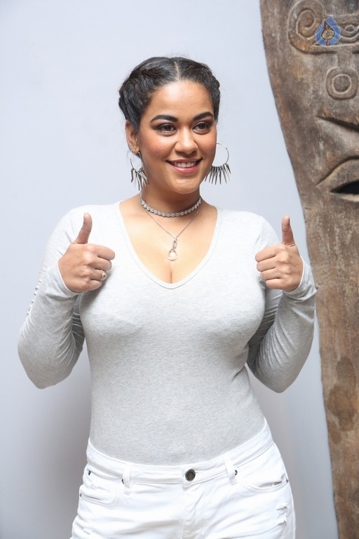 Mumaith Khan New Pics - 16 / 28 photos