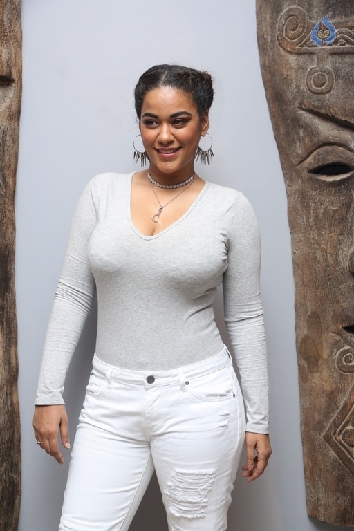 Mumaith Khan New Pics - 19 / 28 photos