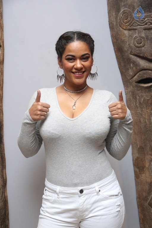 Mumaith Khan New Pics - 21 / 28 photos