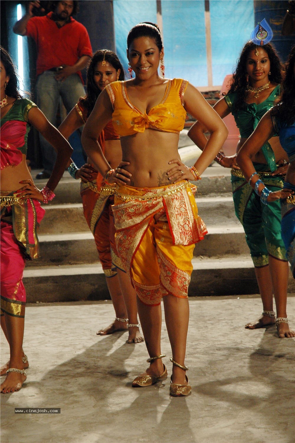 Mumaith Khan Spicy Stills In Sarai Veerraj - 15 / 61 photos