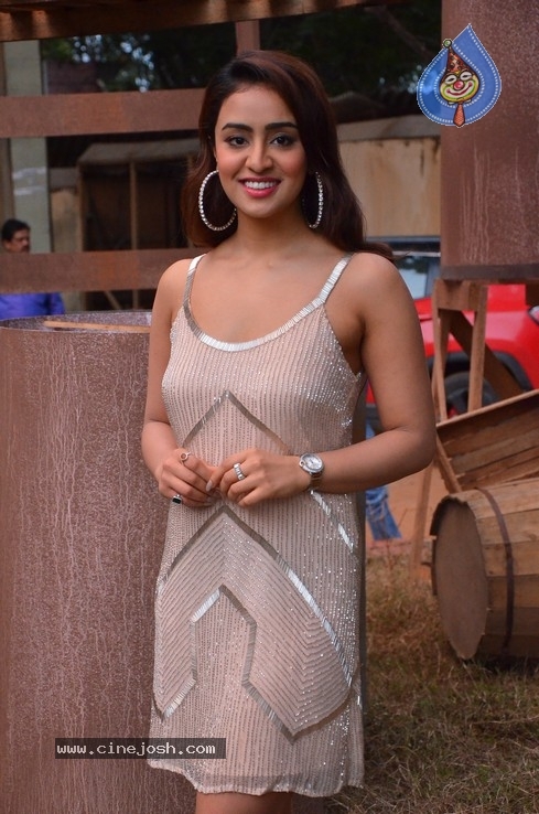 Muskon Sethi Glam Pics - 8 / 8 photos