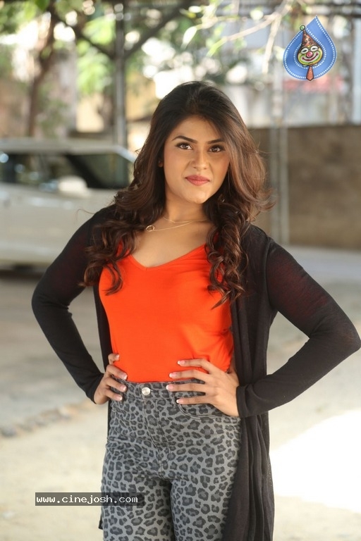 Naira Shah Latest Photos - 18 / 21 photos