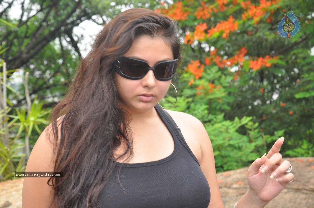 Namitha Hot Stills - 34 / 68 photos