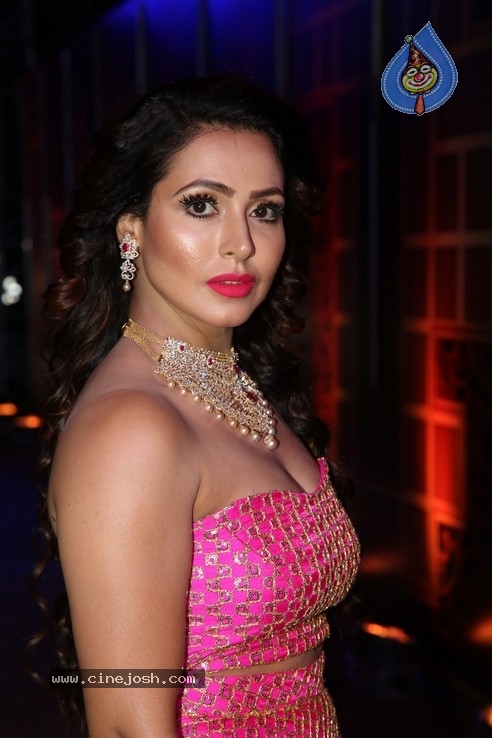 Nandini Rai Photos - 6 / 17 photos