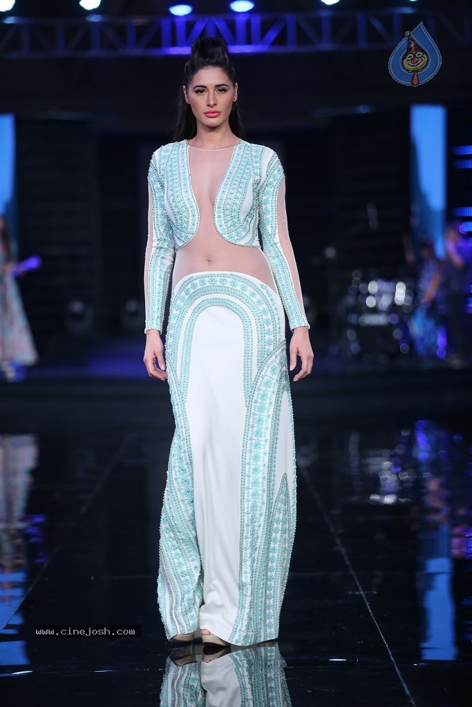 Nargis Fakhri New Photos - 12 / 47 photos