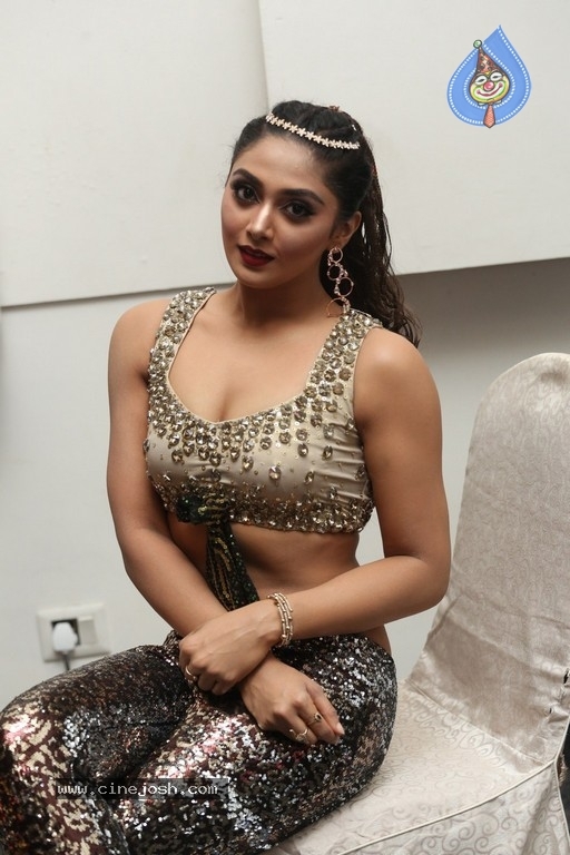 Natasha Doshi New Stills - 24 / 36 photos