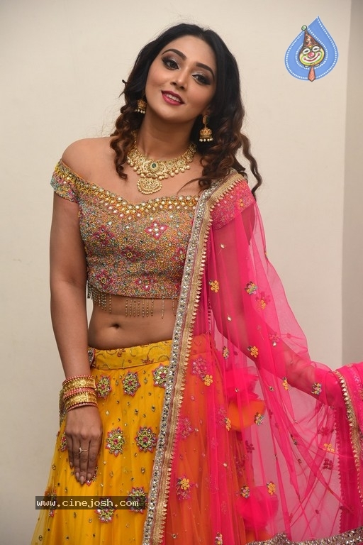 Natasha Doshi New Stills - 11 / 21 photos