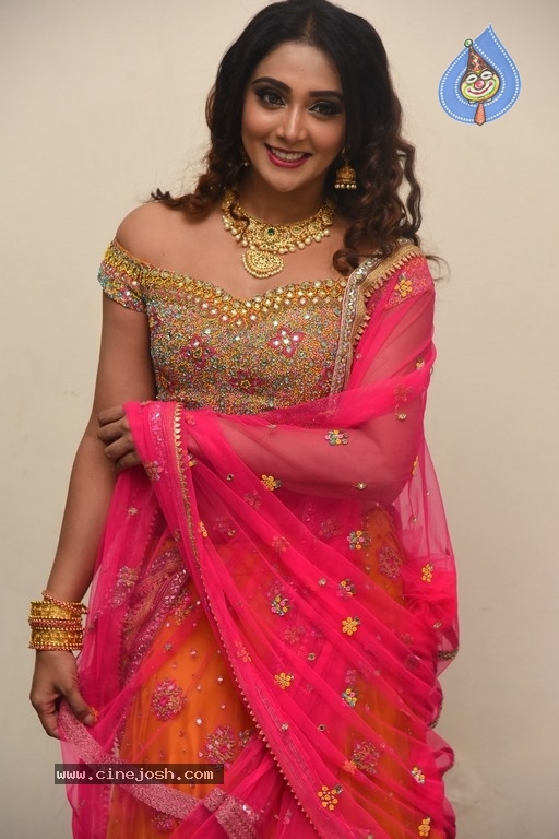 Natasha Doshi New Stills - 13 / 21 photos