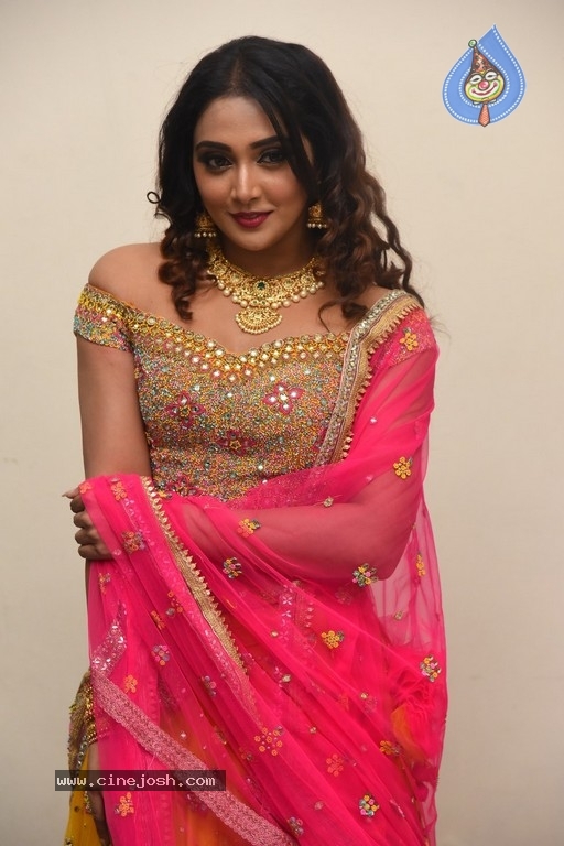 Natasha Doshi New Stills - 17 / 21 photos