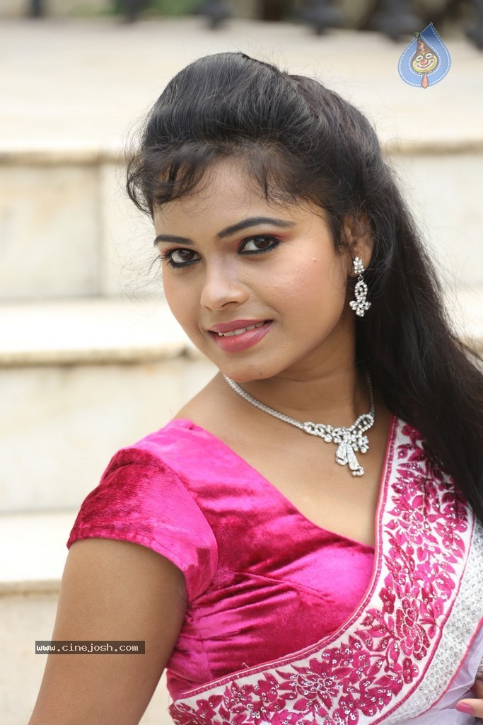 Naveena Jackson New Stills - 14 / 73 photos
