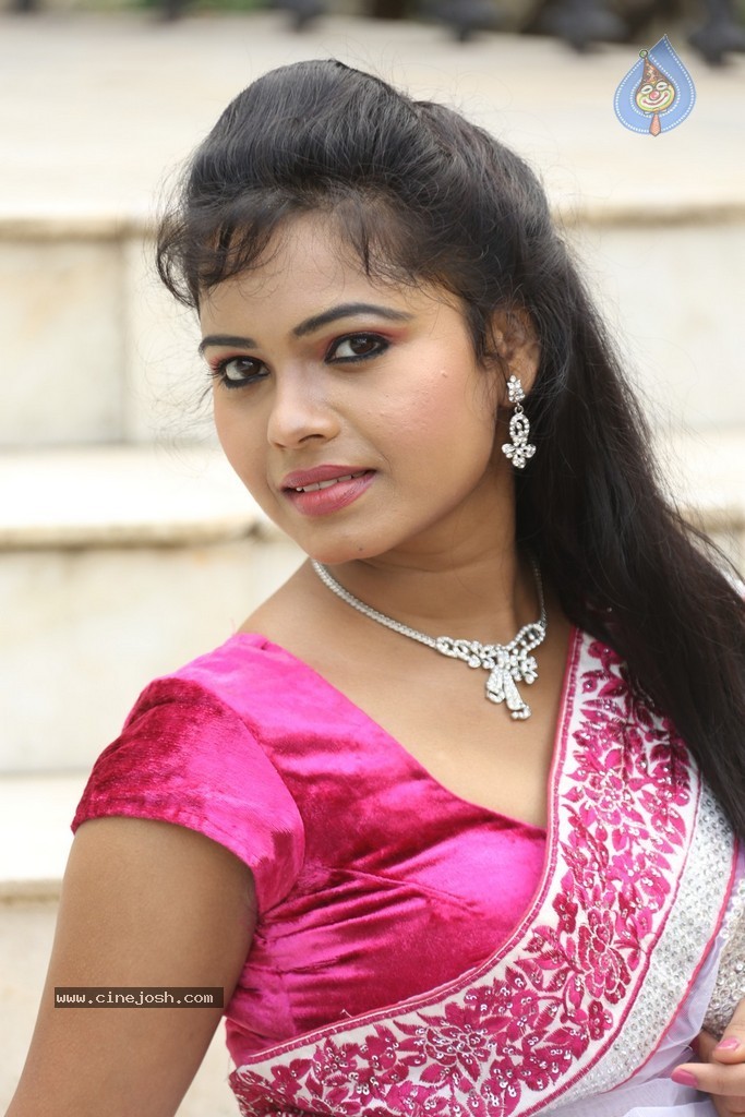 Naveena Jackson New Stills - 19 / 73 photos