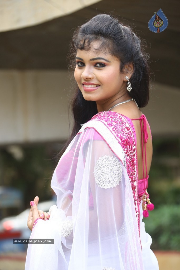 Naveena Jackson New Stills - 23 / 73 photos