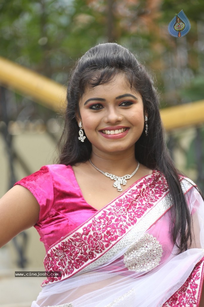 Naveena Jackson New Stills - 27 / 73 photos