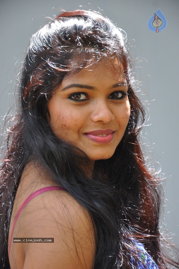 Naveena Jackson New Stills - 96 / 105 photos