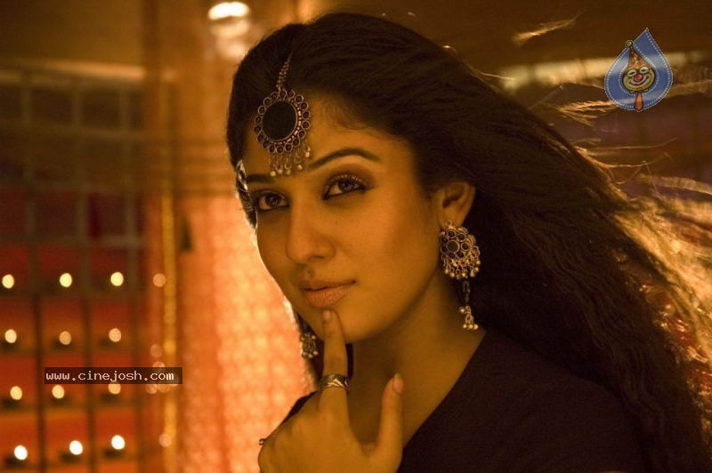 Nayanthara Hot Stills - 9 / 33 photos