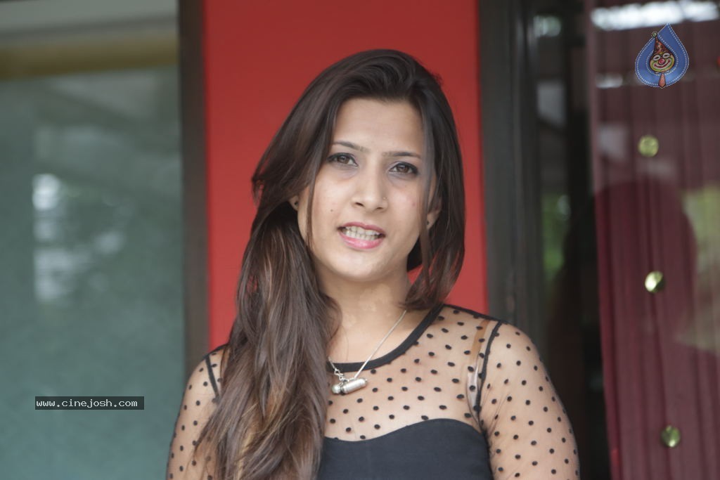 Nazia Adil Stills - 25 / 33 photos