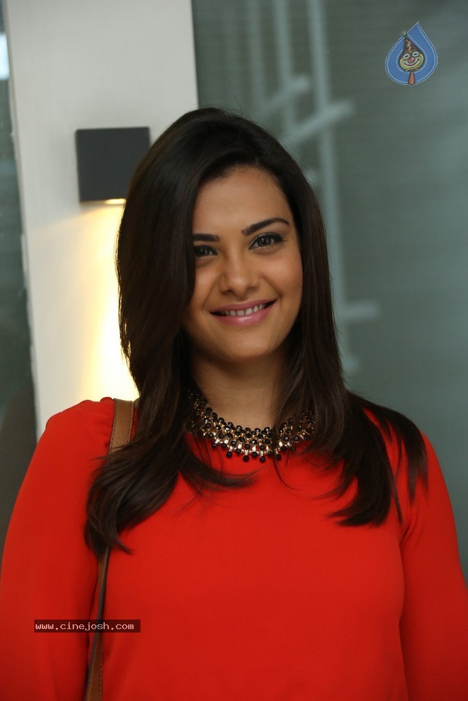 Nazia Hussain New Photos - 4 / 50 photos