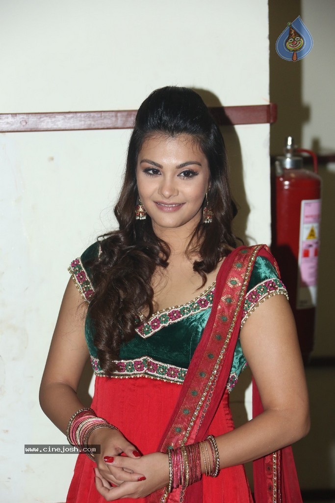 Nazia Hussain New Stills - 4 / 104 photos