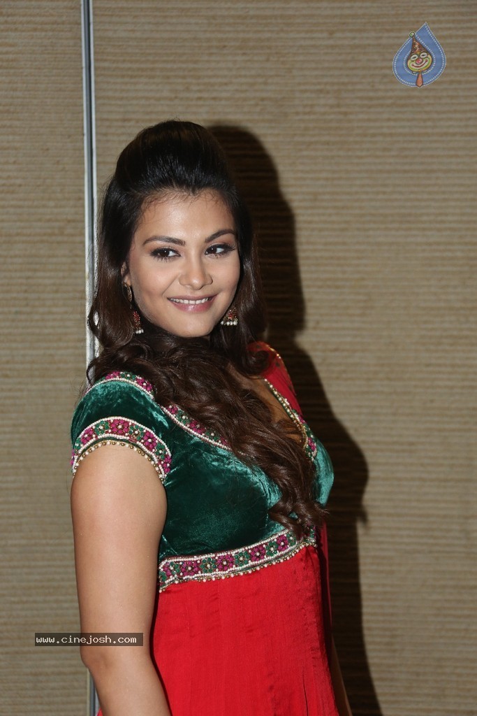 Nazia Hussain New Stills - 10 / 104 photos