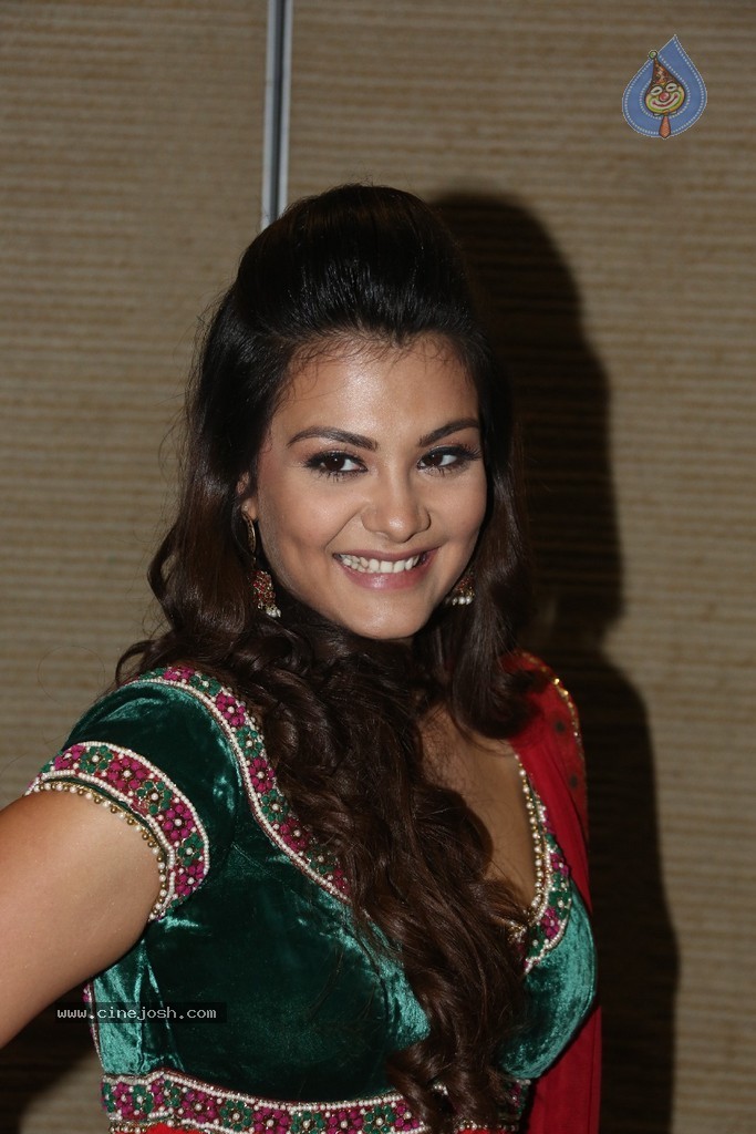 Nazia Hussain New Stills - 11 / 104 photos