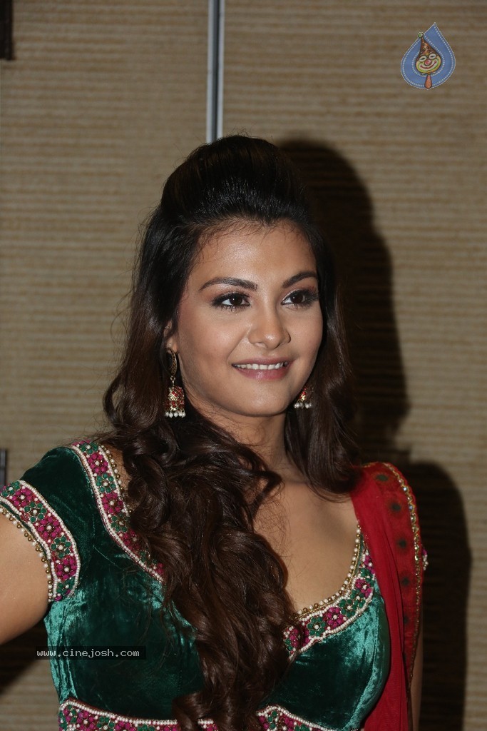 Nazia Hussain New Stills - 17 / 104 photos