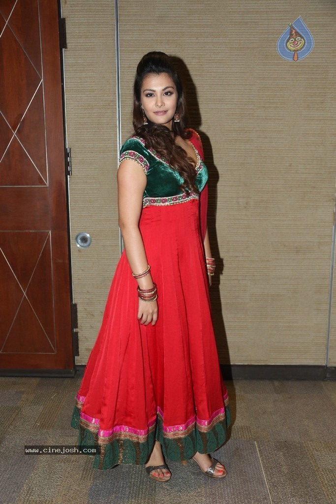 Nazia Hussain New Stills - 24 / 104 photos