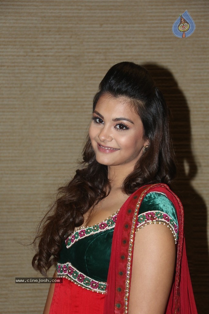 Nazia Hussain New Stills - 53 / 104 photos