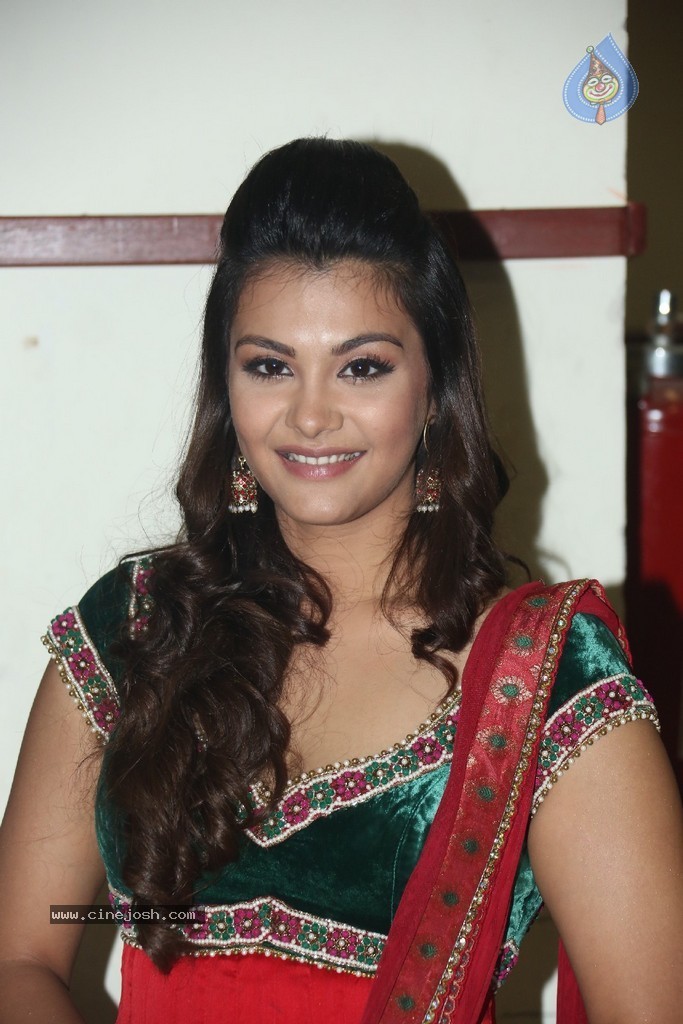 Nazia Hussain New Stills - 70 / 104 photos