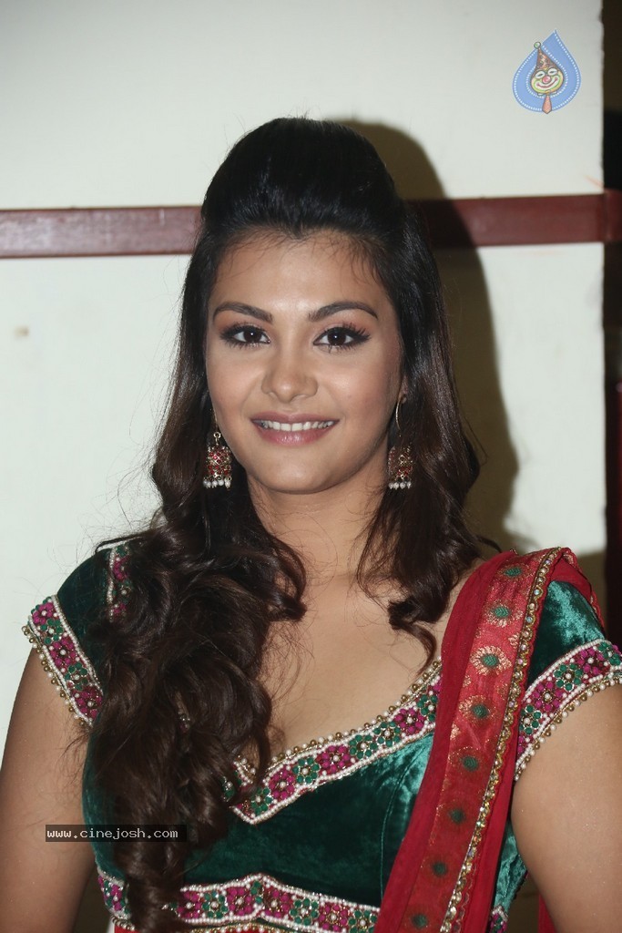 Nazia Hussain New Stills - 72 / 104 photos