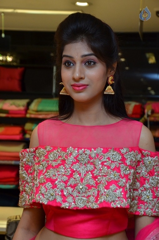 Naziya Khan Latest Pics - 14 / 20 photos
