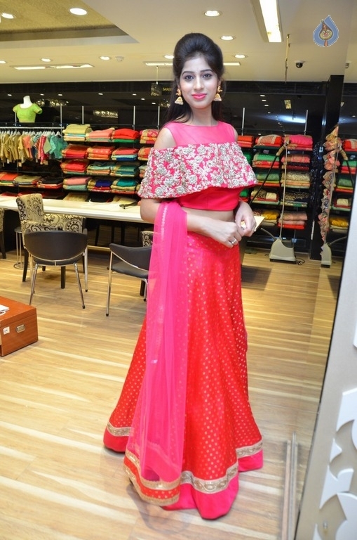 Naziya Khan Latest Pics - 18 / 20 photos