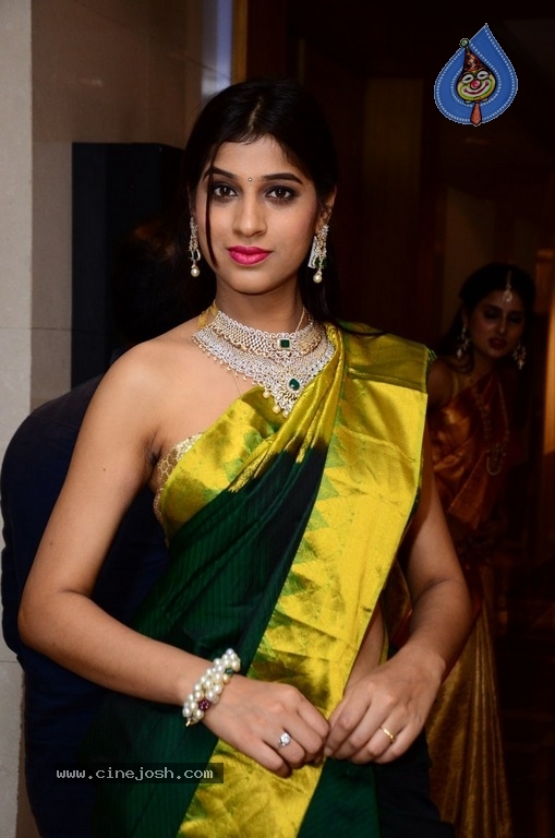 Naziya Khan New Photos - 2 / 8 photos
