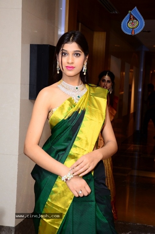 Naziya Khan New Photos - 7 / 8 photos