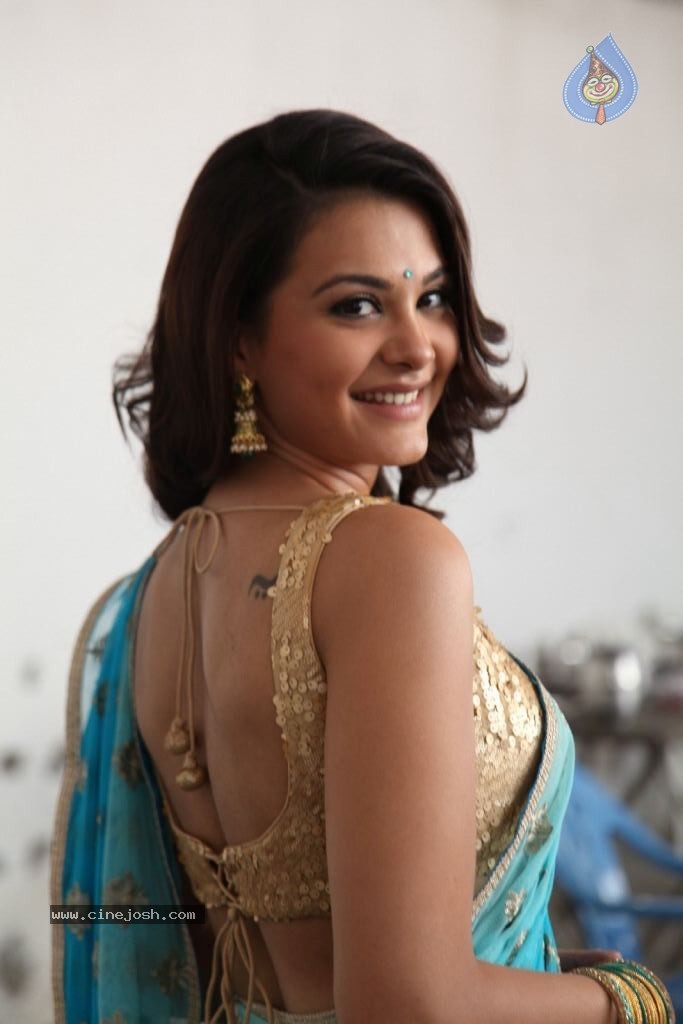 Naziya Stills - 20 / 54 photos