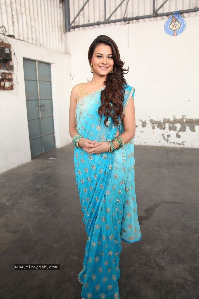 Naziya Stills - 44 / 54 photos