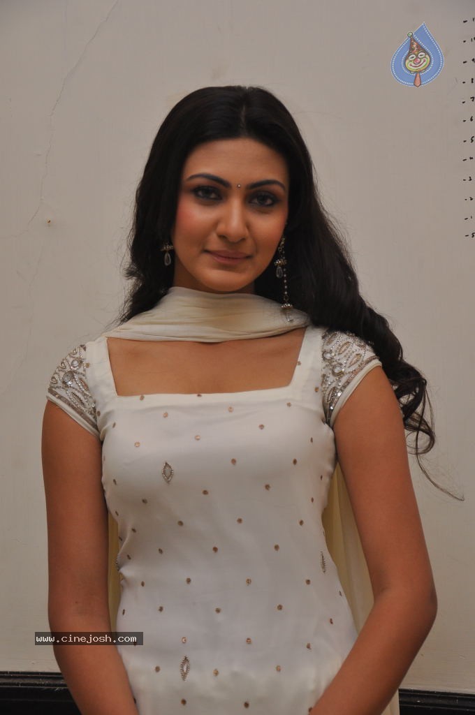 Neelam Stills - 51 / 95 photos