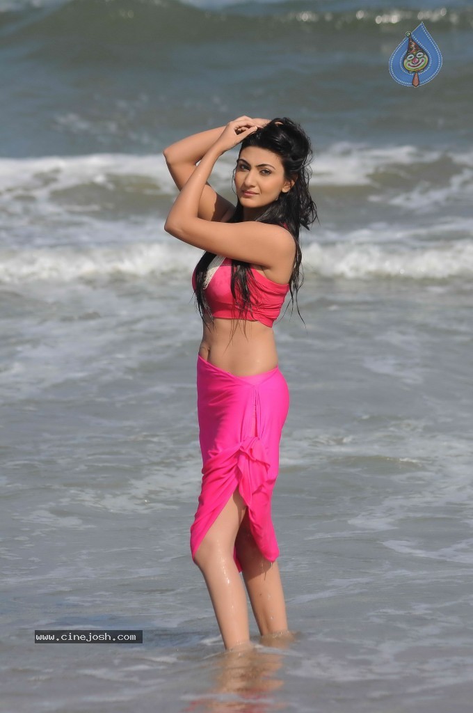 Neelam Upadhyay Hot Gallery - 17 / 71 photos
