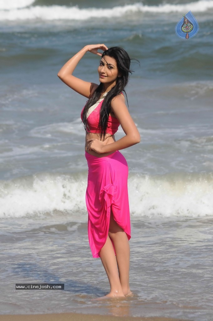 Neelam Upadhyay Hot Gallery - 22 / 71 photos