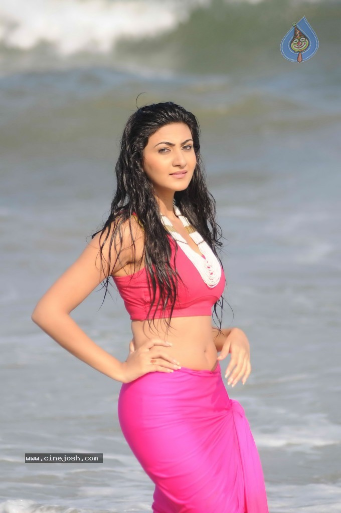 Neelam Upadhyay Hot Gallery - 24 / 71 photos