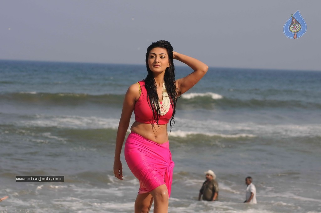 Neelam Upadhyay Hot Gallery - 27 / 71 photos