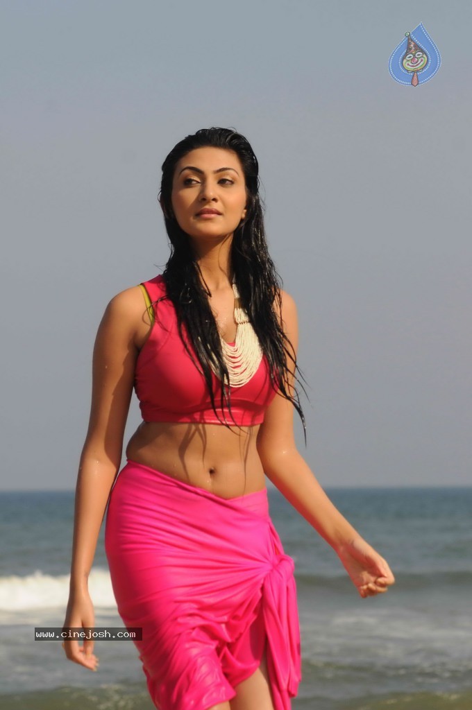 Neelam Upadhyay Hot Gallery - 29 / 71 photos