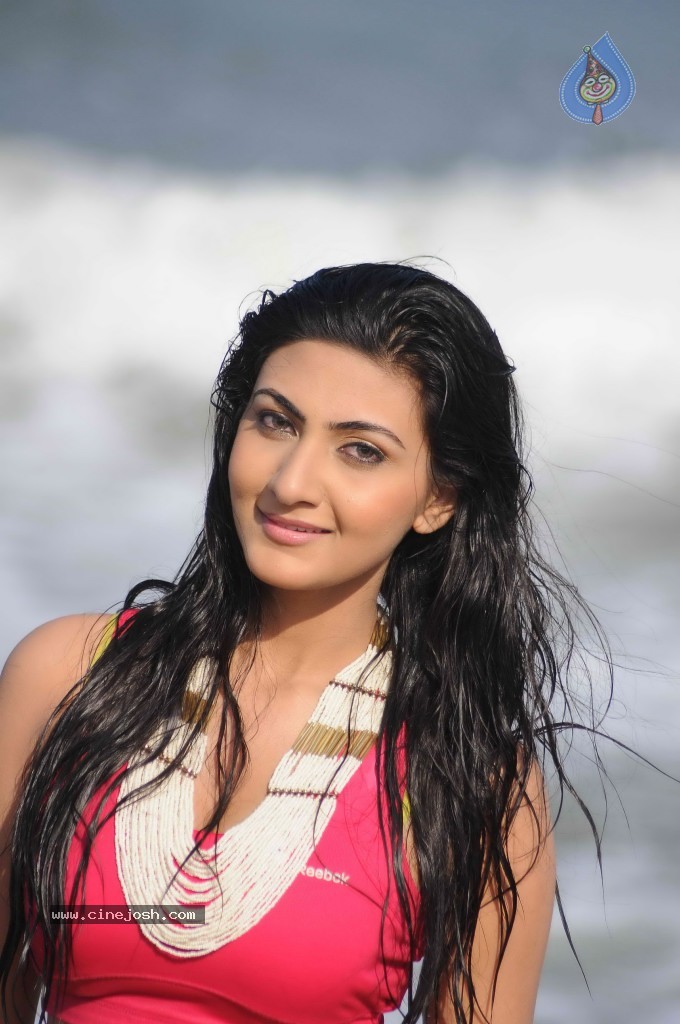 Neelam Upadhyay Hot Gallery - 30 / 71 photos