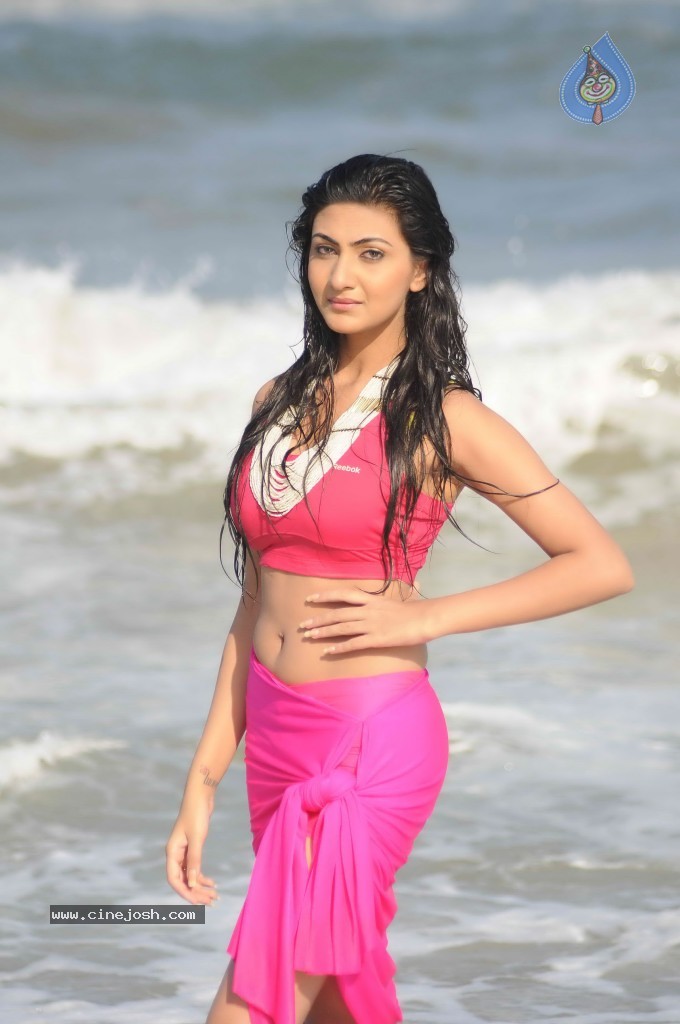 Neelam Upadhyay Hot Gallery - 31 / 71 photos