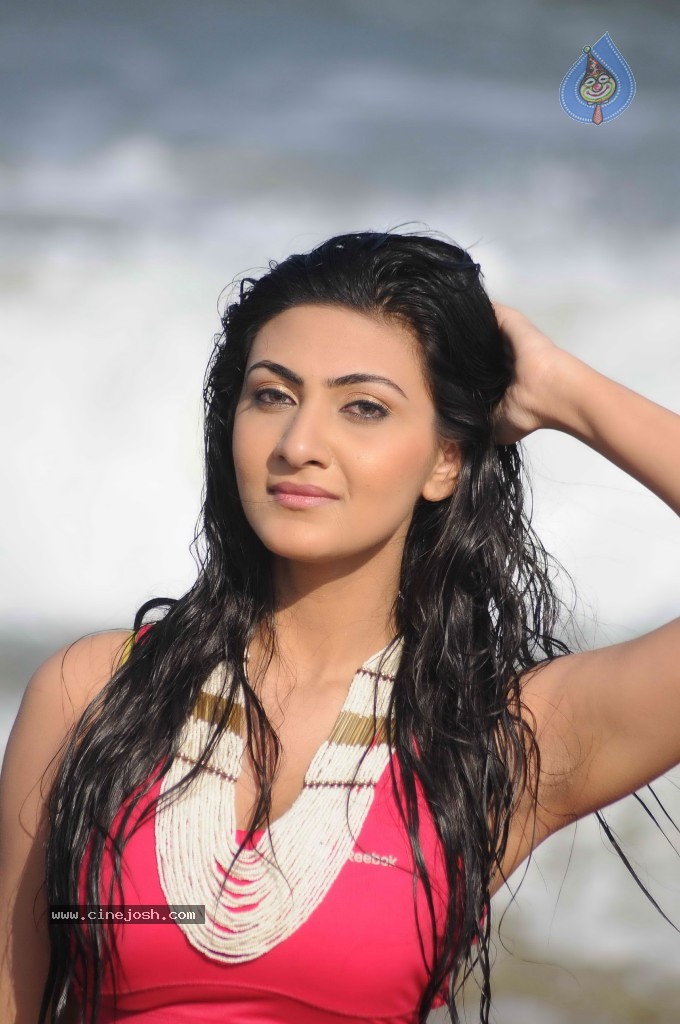 Neelam Upadhyay Hot Gallery - 32 / 71 photos