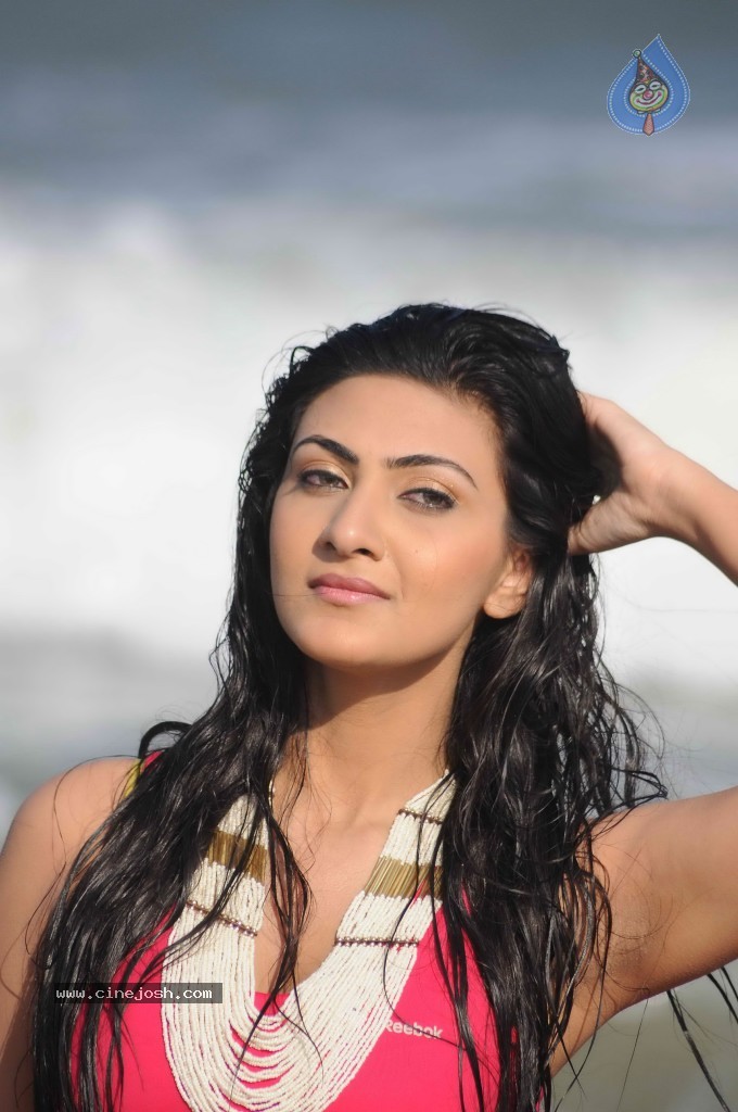 Neelam Upadhyay Hot Gallery - 38 / 71 photos